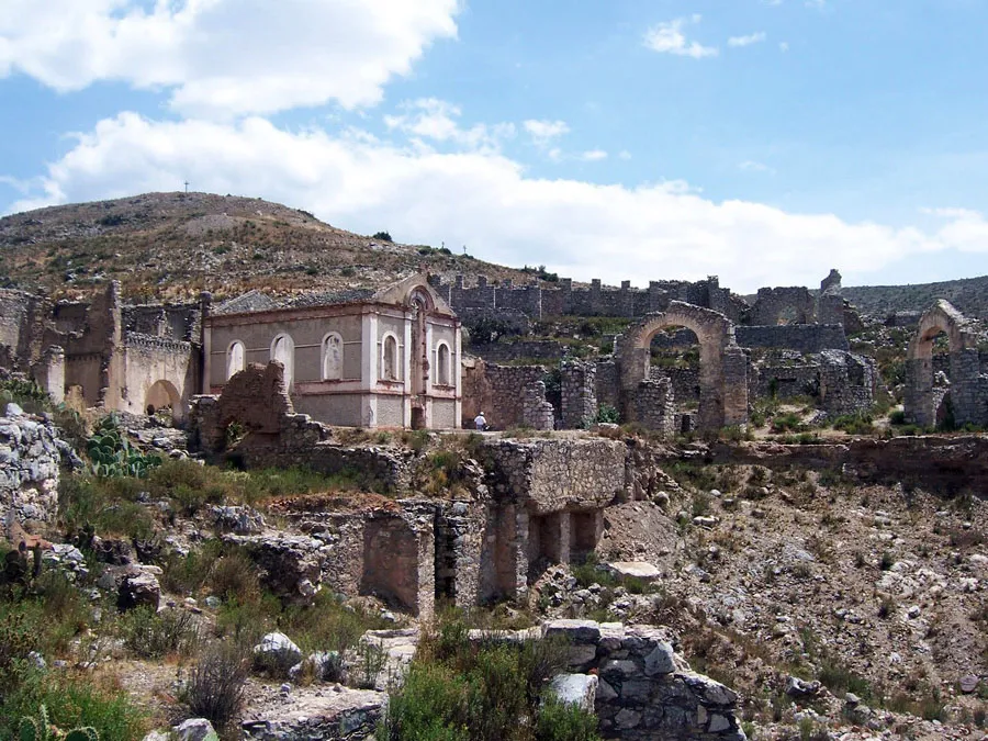 Nota sobre El atractivo de los pueblos fantasma