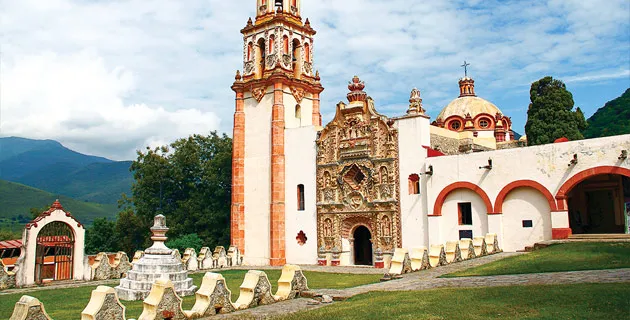 Nota sobre Entre iglesias y montañas  Misiones franciscanas de la Sierra Gorda, Querétaro