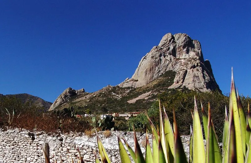 Nota sobre Bernal: a la sombra de la montaña