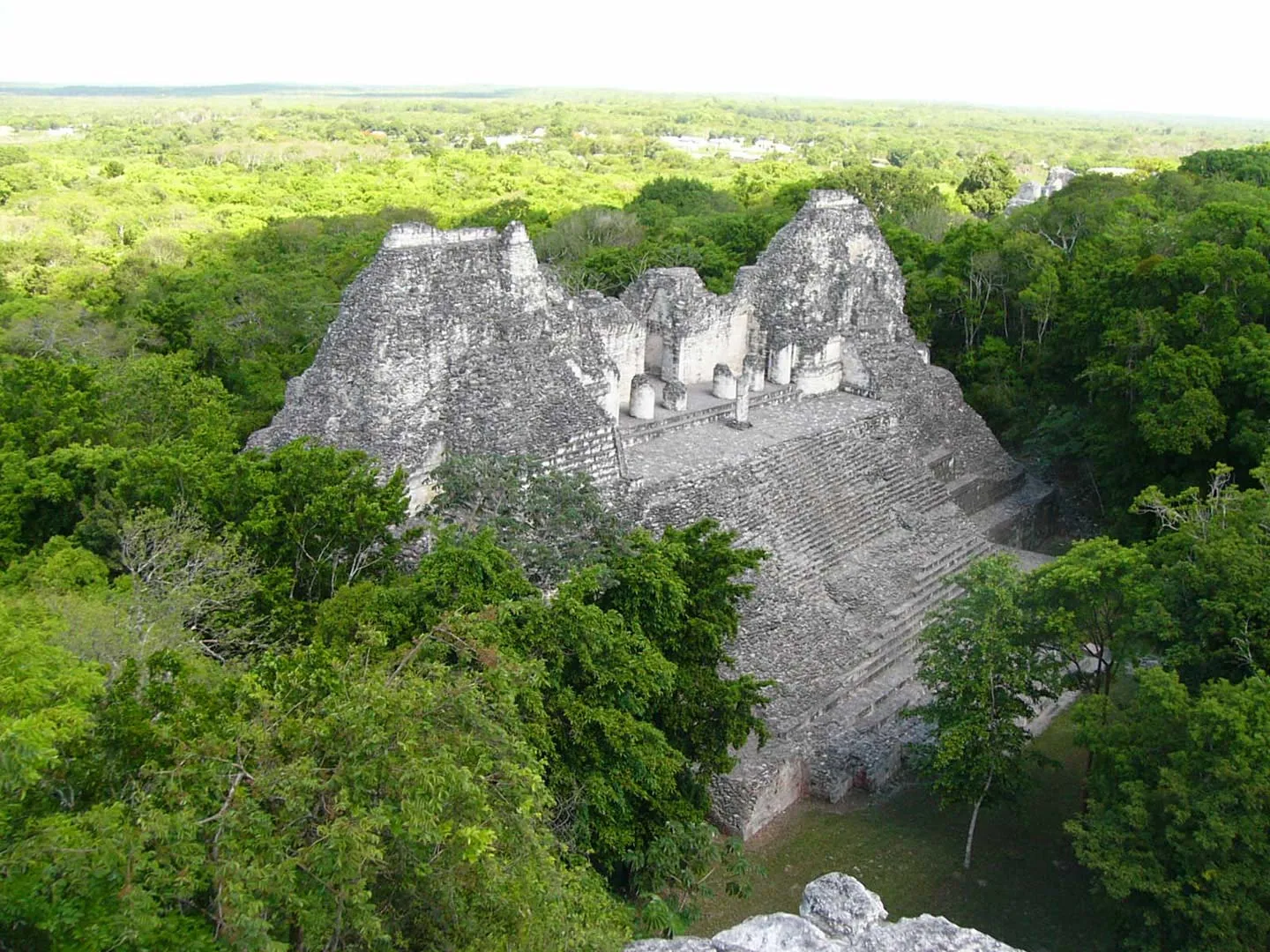 Nota sobre El sitio arqueológico de Becan