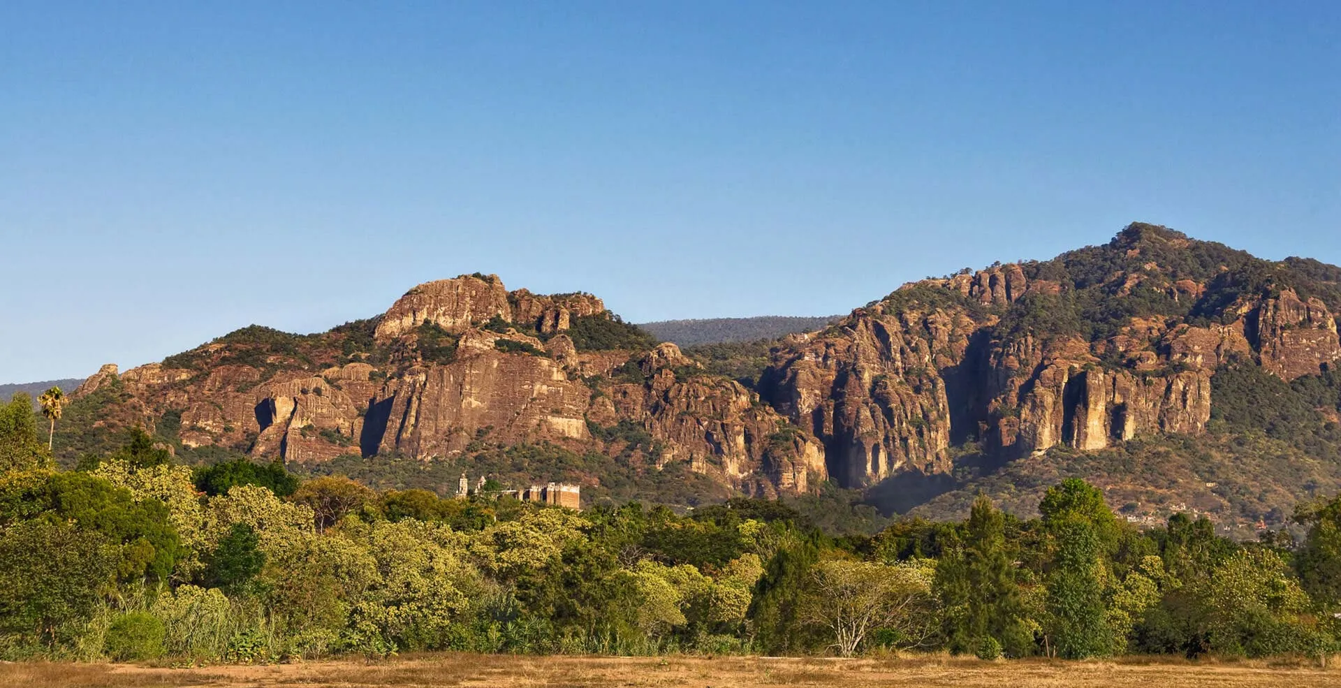 Nota sobre Escalando hacia la arqueología del Tepozteco, en Tepoztlán