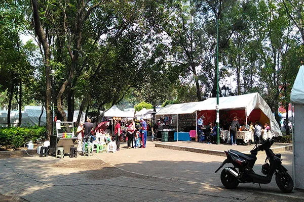 Nota sobre Adquiere antigüedades en el tianguis de la Colonia Roma