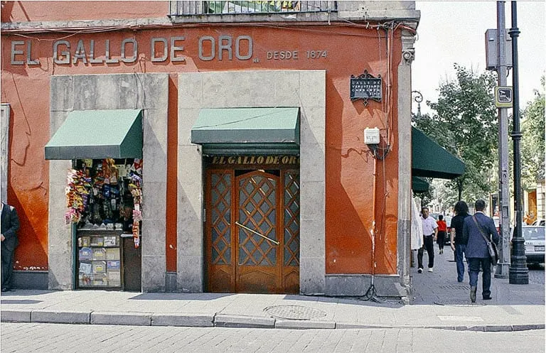 Nota sobre Conoce la cantina más añeja de la capital mexicana: El Gallo de Oro