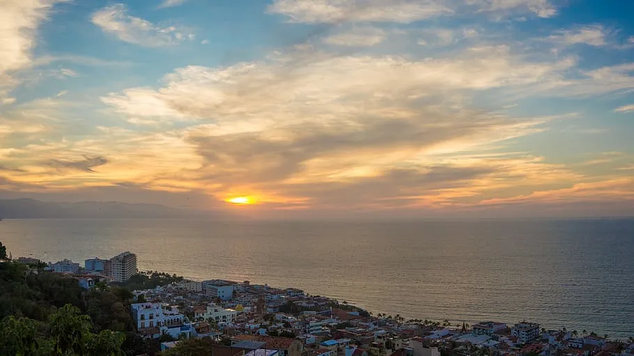 Nota sobre Covid 19: Cierran accesos a las zonas costeras en Playa del Carmen, Jalisco y Veracruz