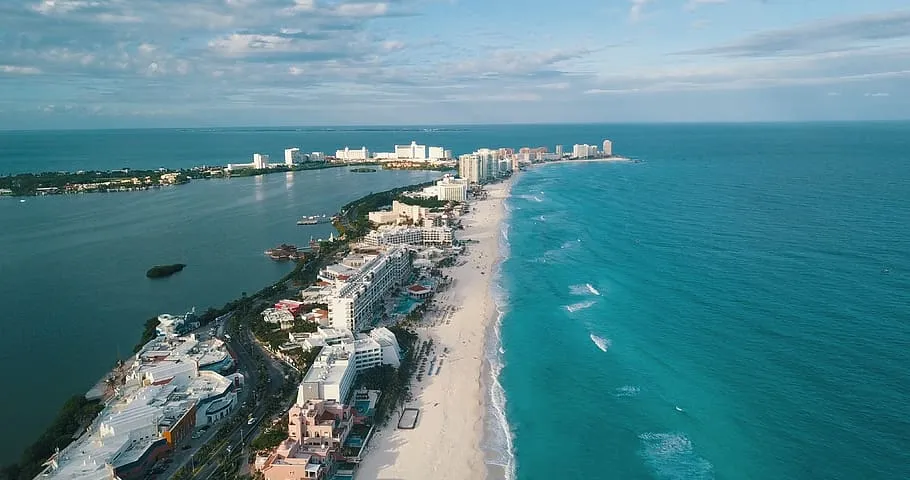 Nota sobre Cancún: Tras pausa por crisis sanitaria de Covid 19 arriban los primeros vacacionistas