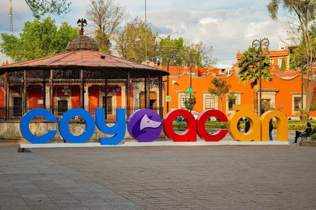 Nota sobre Coyoacan, turismo y hamburguesas